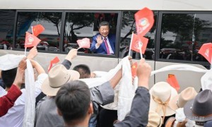 新华图讯丨习近平率中央代表团抵达拉萨出席西藏自治区成立60周年庆祝活动